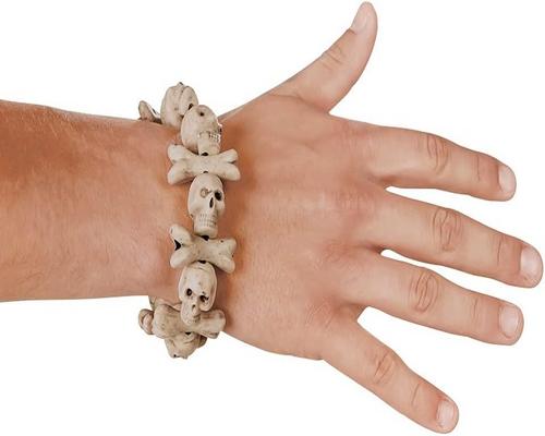 un Ensemble De Bijoux Crâne Et Os