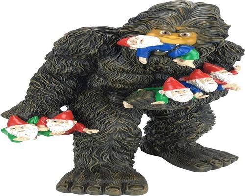 une Figurine Bigfoot Et Gnomes Glitzglam