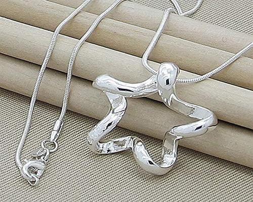 un Collier Avec Grand Pendentif Étoile