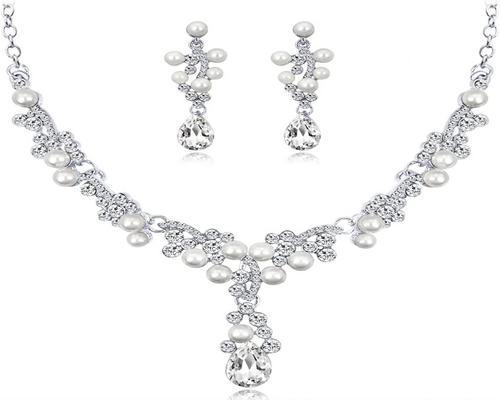un Ensemble De Bijoux De Mariée En Cristal
