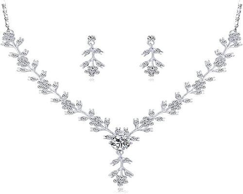 une Parure De Bijoux De Mariée En Cristal