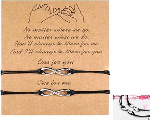 un Ensemble De Bracelets Pinky Promise