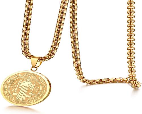 un Collier Jewelrywe Avec Pendentif Saint Benoît
