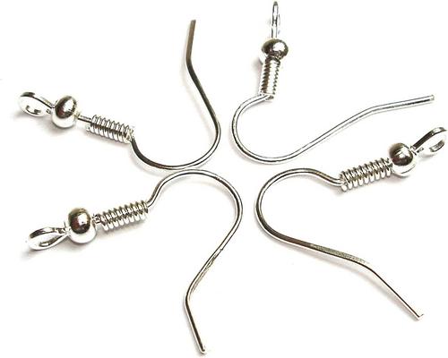 un Ensemble De Boucles D'Oreilles En Argent