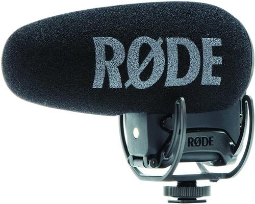 um microfone Rode Videomic Pro + camcorder com fio preto