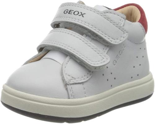 un zapato de bebé Geox