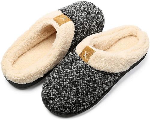 Pari naisten tossuja kodimuistivaahtotossuista syksyn talven lämpimät kenkätossut sisätiloissa luistamattomat