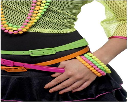 un set di 4 braccialetti con perline neon