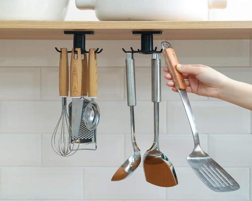 un par de soportes adhesivos para utensilios de cocina