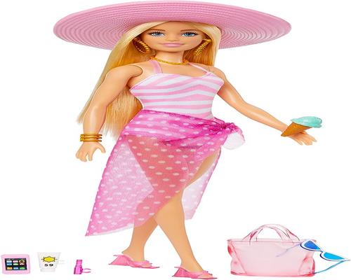 Una modella Barbie da spiaggia bionda con costume da bagno rosa e bianco