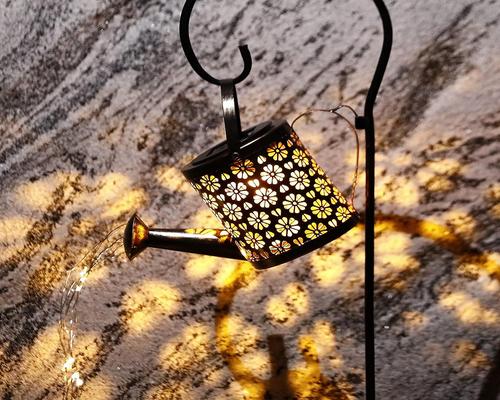 een Tigerkinwit Solar Lamp in de vorm van een gieter