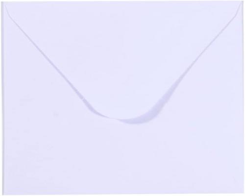 een set van 5 witte vierkante enveloppen