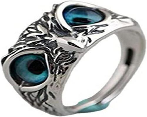 um anel em formato de coruja de olhos azuis