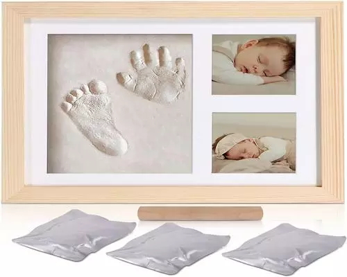 una cornice per foto Meilo con impronte di mani di bambino