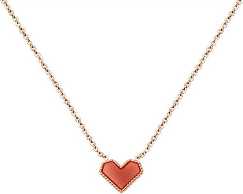 un Collier Fpeaob Cœur Rouge