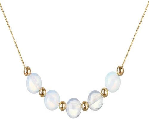 un Collier Emibele Avec Pierres De Naissance