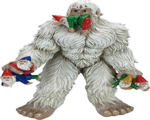 une Grande Figurine Gnome Avec Yeti