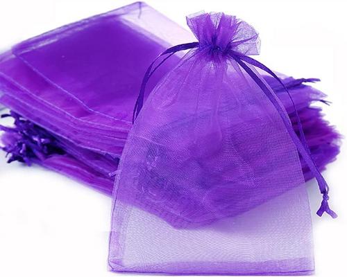un Ensemble De Sachets En Organza