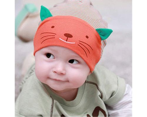 Ένα πορτοκαλί καπέλο γάτας μωρού