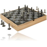 <notranslate>Um tabuleiro de xadrez da madeira natural e metal</notranslate>