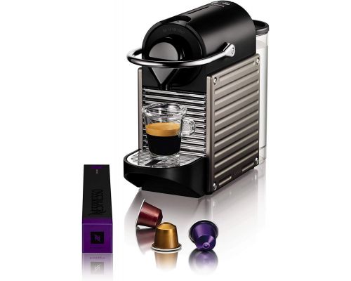 Uma máquina de café expresso Nespresso - PIXIE TITANE